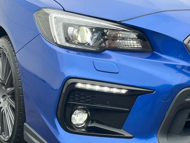 【LEDヘッドライト】悪天候や夜間走行時も良好な視界を確保し安心して運転できる高輝度LEDヘッドライトを装備！点灯速度が早く、消費電力も抑えられています。