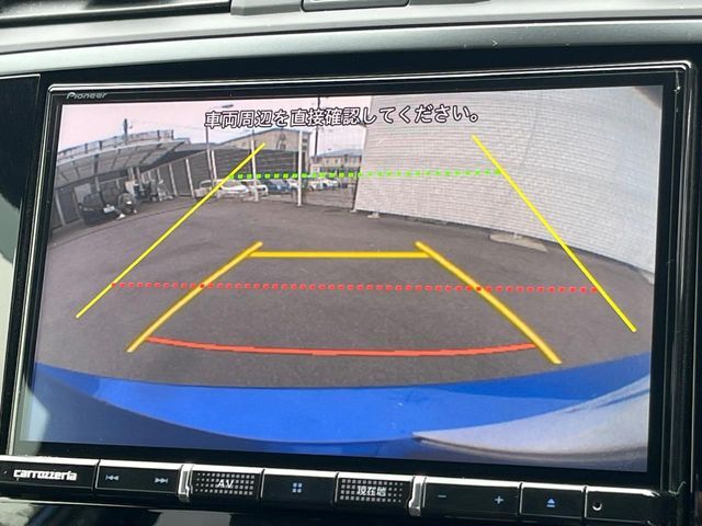 【バックカメラ】駐車時に後方がリアルタイム映像で確認できます。大型商業施設や立体駐車場での駐車時や、夜間のバック時に大活躍！運転スキルに関わらず、今や必須となった装備のひとつです！