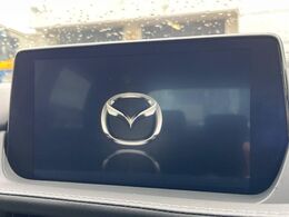 【マツダコネクトナビ】車内の雰囲気にマッチした一体型タイプのナビ。各種車輌設定やBluetooth再生等、様々な機能が楽しめます。直感的なダイヤル操作が可能で、使い勝手も良好です。