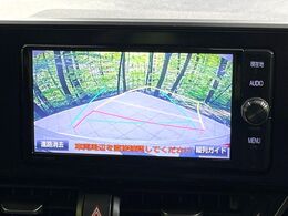 【バックカメラ】駐車時に後方がリアルタイム映像で確認できます。大型商業施設や立体駐車場での駐車時や、夜間のバック時に大活躍！運転スキルに関わらず、今や必須となった装備のひとつです！