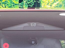 【ホンダセンシング】走行中に前方の車両等を認識し、衝突しそうな時は警報とブレーキで衝突回避と被害軽減をアシスト。より安全にドライブをお楽しみいただけます。