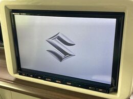 【純正ナビ】人気の純正ナビを装備。オーディオ機能も充実しており、Bluetooth接続すればお持ちのスマホやMP3プレイヤーの音楽を再生可能！毎日の運転がさらに楽しくなります！！