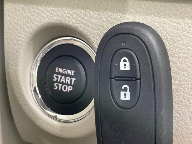【キーレススタートシステム】カバンやポケットに入れたままでもドアの施錠・解錠が可能なスマートキーを装備。エンジンのオン・オフ時もカギを取り出す必要が無いからとっても便利です♪