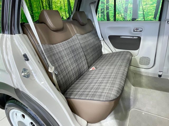 後部座席も気になるようなキズ・汚れやへたり等、大きなダメージはなく、良好な状態です。