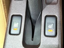【シートヒーター】寒い日に重宝するシートヒーター！エアコンより早く温まってくれるので寒がりの人も安心ですね♪エアコンの温風は乾燥するから苦手、という方にもをおすすめです。
