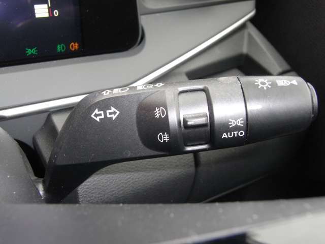 アダプティブLEDヘッドライトシステムは、照射パターンを変化させて対向車や先行車が眩しくならないようにハイビームをキープすることで、良好な視界を確保します。もちろん自動点灯/消灯するオートライトも。