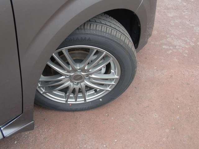 185/60R16タイヤ＋BS製アルミホイールです。スタッドレスタイヤや各種オプションのご注文も承っております(^^)/
