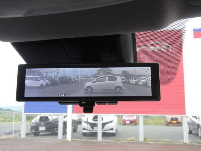 インテリジェント ルームミラーは、車両後方のカメラ映像をミラー面に映し出すので、車内の状況や、天候などに影響されずいつでもクリアな後方視界が得られます。