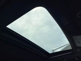 【サンルーフ】開放感たっぷりの希少装備、サンルーフが装着されています！車内に明かりを取り入れたり景色を楽しむ以外にも、車内の空気も簡単に換気できて快適です！