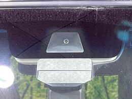 【ホンダセンシング】走行中に前方の車両等を認識し、衝突しそうな時は警報とブレーキで衝突回避と被害軽減をアシスト。より安全にドライブをお楽しみいただけます。