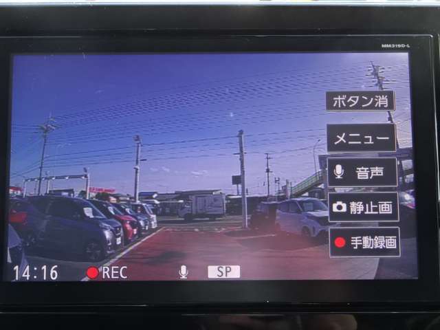 事故に遭遇してしまった時など、品質の高い映像と音声で運転の記録するドラレコ。ドライブの思い出を記録に残したい方や、ご自身のドライビングをチェックされたいお客さまにもおすすめです。