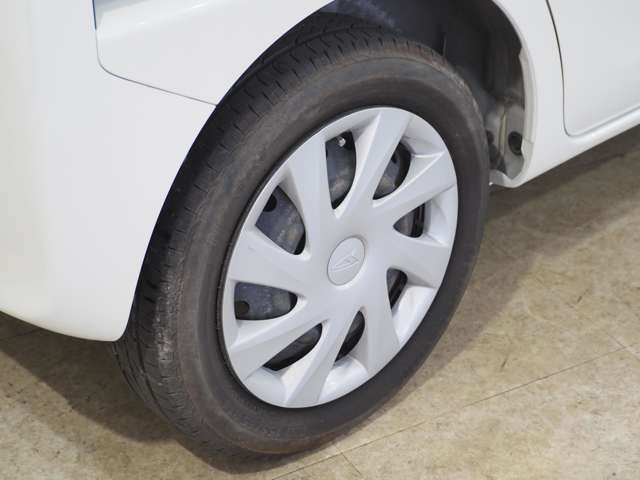 タイヤのホイールの細かいところまでキレイいにしてからお渡しします！