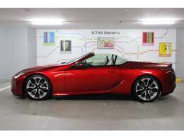 ボディカラーはラディアントレッドコントラストレイヤー