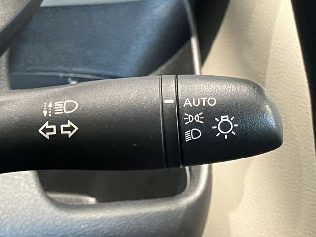 オートライト装着なのでトンネルの多い道でも楽々！ヘッドライトの消し忘れもありません。早めの点灯で事故の抑止にも役立ちます。