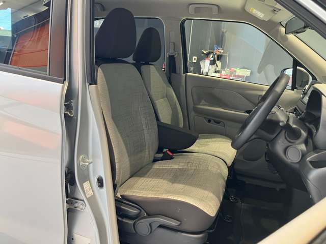 運転席、助手席です。座面も広くゆったりと座れてアームレストも付いているので重宝します。