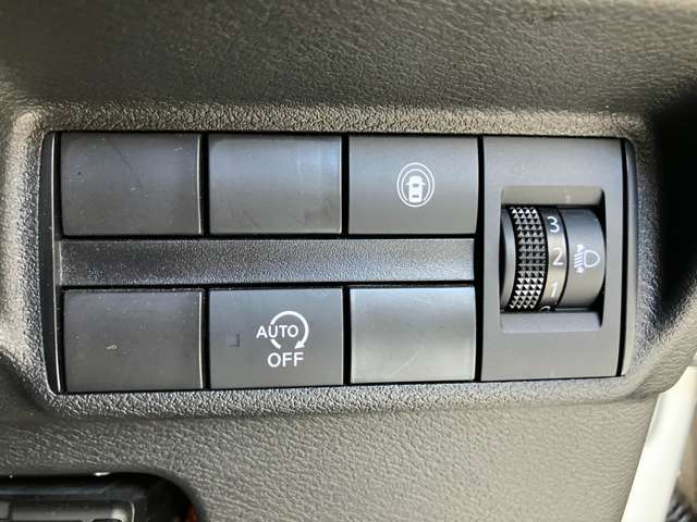 安全装備に関するボタンは運転席周りにまとめて設置されています