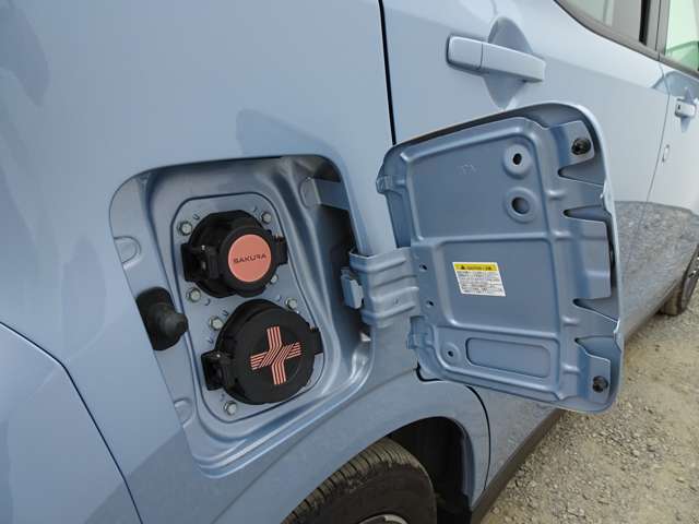 充電ポートリッドを開けると上側が普通充電ポート、下側が急速充電ポートになります。