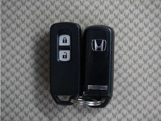 ◆スマートキー◆カギをバッグやポケットに入れたままでもドアロックの開閉ができる『スマートキー』付き！雨天や暗くなってもカギを取り出す必要がなくドアの開錠＆エンジンも始動できます