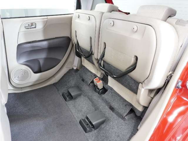 ◆チップアップ＆ダイブダウン機構付リアシート◆倒して、はね上げて。変化するシートで空間を乗る人に合わせて有効に使えます！