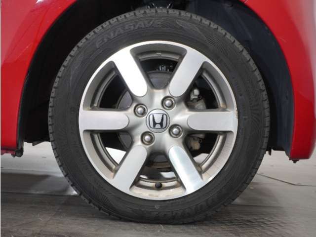 アルミホイール装着車です！これで足元まわりもおしゃれにきまります！