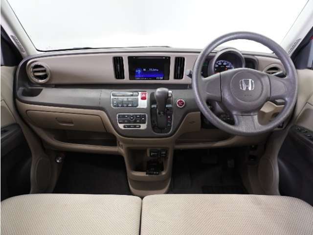 視界広々で運転しやすくロングドライブでも疲れを感じさせないすっきりとまとまったインパネ周りです。