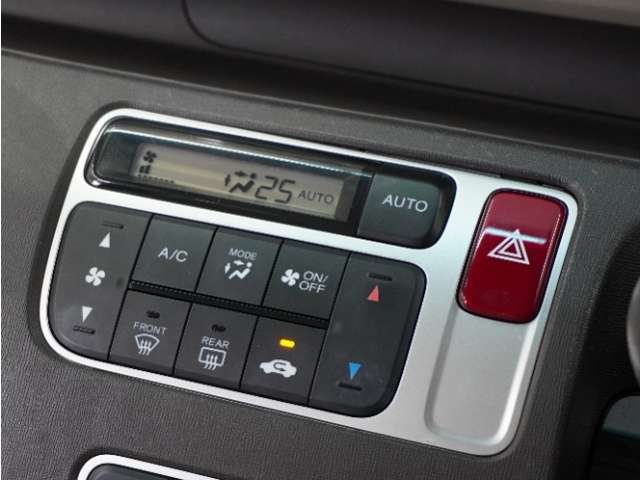 ◆オートエアコン装備◆　お好みの温度を設定をするだけで、後は、自動で風量を調節してくれます！快適にドライブが楽しめます。