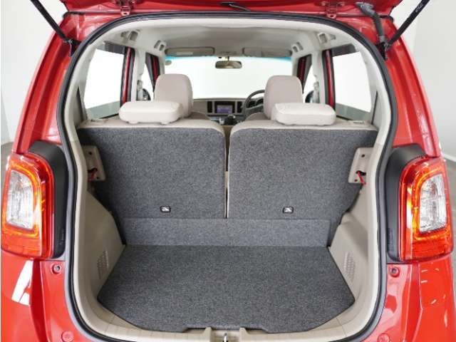 フル乗車でもしっかり荷物を収納出来るラゲッジスペースです。普段の買い物でしたらしっかり積める十分な荷室スペースが確保されています。