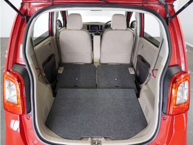 リアシートを使用しない時は倒せば更に広々ラゲッジスペースの出来上がりです、たくさんの荷物が積み込み可能です！