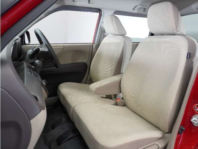 運転席と助手席は足元が繋がっているので自由に行き来しやすいので駐車場が狭いときでも助手席側からスムーズに乗り降りできて便利！