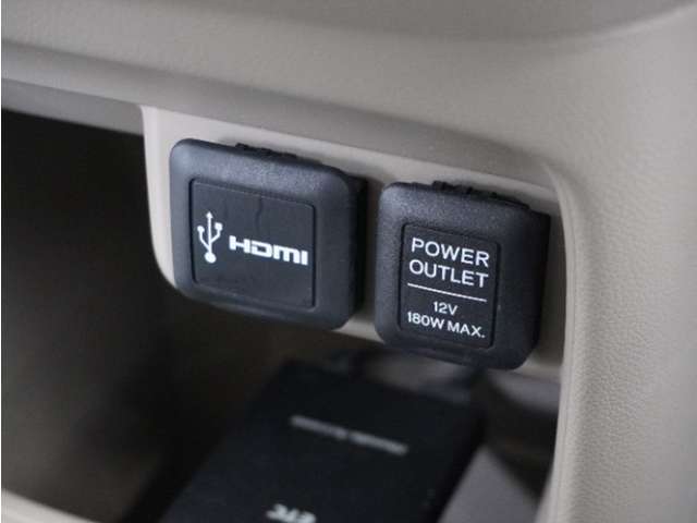 スマートフォンの充電等にも便利な電源ソケット！使いやすい場所に装備されています。