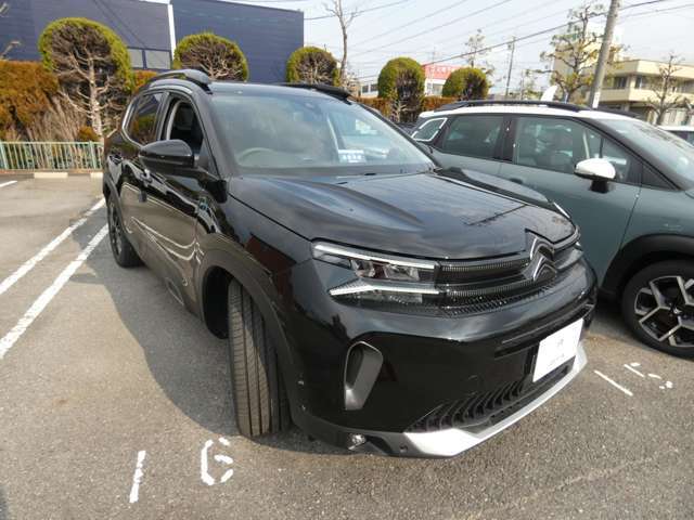 プジョー/シトロエン認定の整備工場も併設しておりますので、大切なお車をメンテナンスいたします。