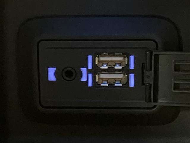 充電用USB端子付き。スマートフォンなどの充電に便利です。