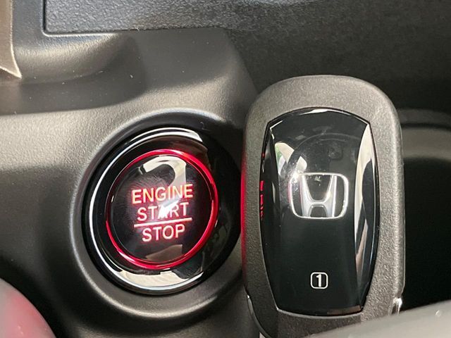 【Hondaスマートキー】カバンやポケットに入れたままでもドアの施錠・解錠が可能なスマートキーを装備。エンジンのオン・オフ時もカギを取り出す必要が無いからとっても便利です♪
