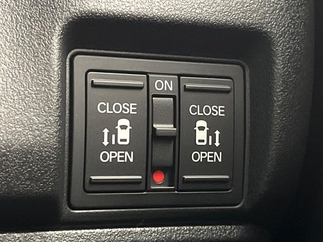 【両側パワースライドドア】スマートキーや運転席のスイッチで後席両側スライドドアの開閉が可能♪電動だから力を入れてドアを開ける必要が無く、小さなお子様でも簡単に開け閉めでき快適です♪