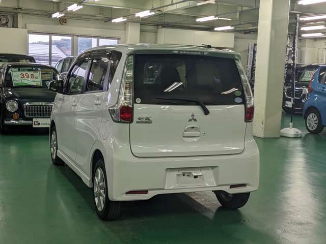 当社のアフターサービスですが、鈑金・塗装の自社工場をはじめ、自社の車検整備工場がございます。