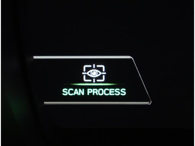 ■ドライバーモニタリングシステム装備。予め設定済みのシートポジションやドアミラー角度などを自動的に再現。また前回のエアコン設定も再現致します。また居眠り運転やわき見運転を警告し運転者を常に見守ります。