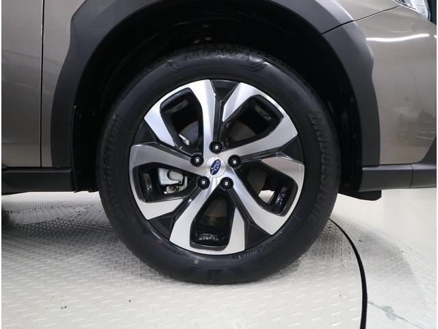 ■悪路でもしっかりとボディを支える安心感と、しっかりと大地をとらえる力強さの両面を表現したホイールデザイン。アルミホイールはカッコイイだけでなく、軽量なので足回りへの負担も少ないです。