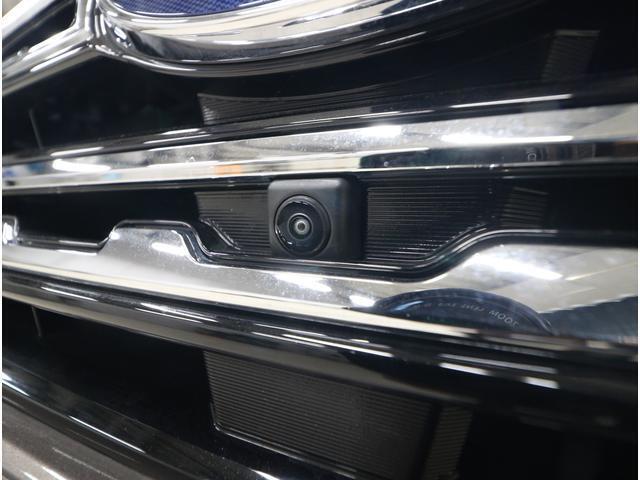 ■フロントグリルにカメラを装着し車内のマルチファンクションディスプレイで確認可能。見通しの悪い交差点での衝突事故防止に貢献するとともに、駐車・発進時などの前方確認をサポートします。