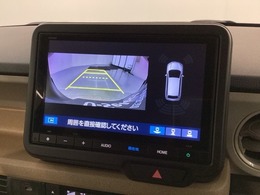 リバースギアに入れるだけで後方の表示へ切り替わります。夜間や雨の日の駐車も楽になりますよ。