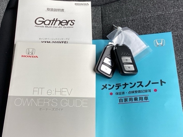 メンテナンスノート【整備記録簿】、取説も揃ってます。スマートキーはバッグなどにしまったままボタン操作でエンジンの始動・停止ができて大変便利です。