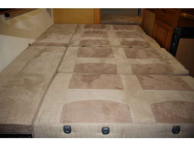 ダイネットも広々ベット展開可能！！約188cm×125cmございます。大人2名様が就寝可能です。