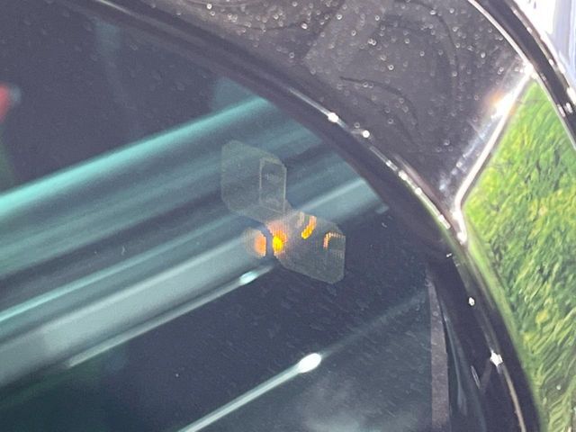 ブラインドスポットモニター　左右斜め後ろを平行して走る車を認識し、車線変更の際に危険を察知するとドライバーへ警告を促します。夜・雨・トンネル内など走行時の環境が悪い時ほど便りになる安全装置です。
