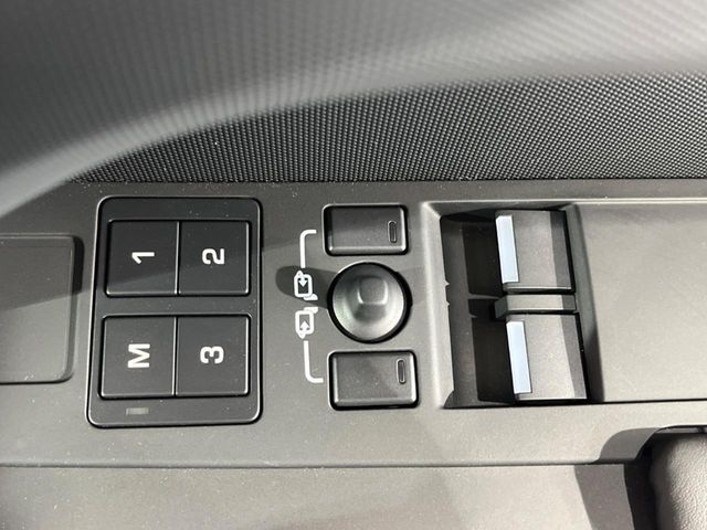 メモリー機能付フルパワーシート　ドライバー三名までのシートポジションを記憶するメモリー機能付きのフルパワーシートを装備します。ご家族でのご使用をお考えの方にもぜひおすすめさせていただきます。