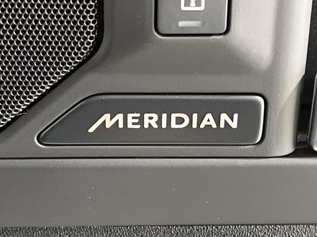 音楽に命を吹き込む英国のオーディオエキスパート、MERIDIANのサウンドシステム。緻密な計算により設置されたスピーカーが澄み切った高音から深みのある低音まで豊かなサウンドをもたらします。