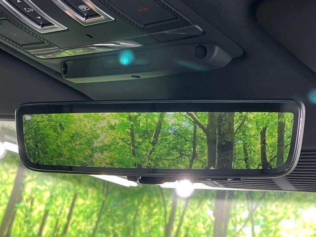クリアサイトルームミラー　ランドローバー初採用のテクノロジー。車体に装備したカメラによる後方映像がルームミラーに映し出されます。車両後方の様子をはっきりと確認できます。