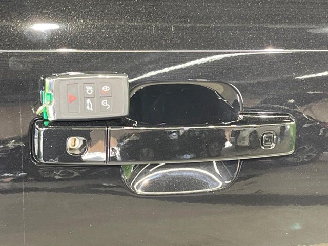 キーレスエントリー　バッグやポケットからキーを取り出すことなく車にアクセスして、ロックとアラームを設定できます。　毎日の利便性をさらに高める機能です。