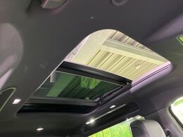 スライディングパノラミックルーフ　後部座席までしっかり開閉します。この装備があるだけで室内の解放感が上がり素敵なドライブを存分にお楽しみいただけます。