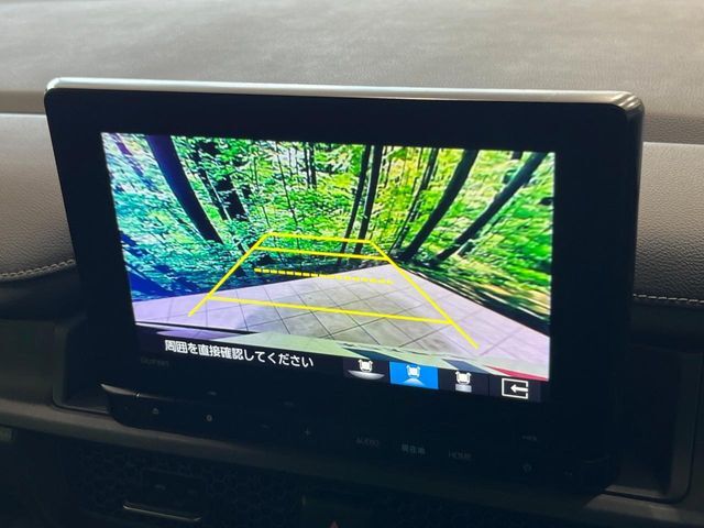 【バックカメラ】駐車時に後方がリアルタイム映像で確認できます。大型商業施設や立体駐車場での駐車時や、夜間のバック時に大活躍！運転スキルに関わらず、今や必須となった装備のひとつです！