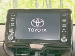 【純正8型ディスプレイオーディオ】視認性が高いディスプレイ付きオーディオを装備♪操作性も良好で直感的なソース選択が可能です。バックカメラを接続すれば後退時のカメラ画像もチェックでき便利！