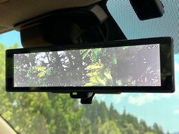 【インテリジェントルームミラー】後席の大きな荷物や同乗者で後方が確認しづらい時でも安心！カメラが撮影した車両後方の映像をルームミラー内に表示。クリアな視界で状況の確認が可能です！